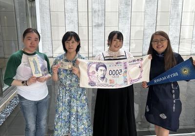 A group of alums with the new Tsuda bank note.